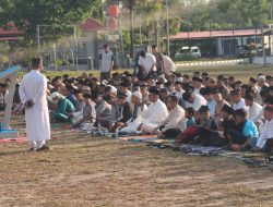 Rayakan Kemenangan Dengan Khidmat, Danlanal Bintan dan Prajurit Sholat Idul Fitri Bersama Masyarakat