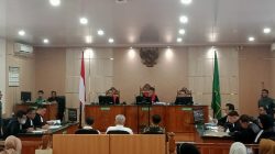 Ratusan Warga Saksikan Sidang Pertama “Jatah Preman” Gubernur Riau Non Aktif Abdul Wahid