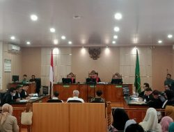 Ratusan Warga Saksikan Sidang Pertama “Jatah Preman” Gubernur Riau Non Aktif Abdul Wahid