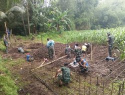 Kodim 0818 Bangun Jembatan Gantung di Sungai Pohjejer Kec Kalipare
