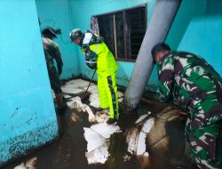 Koramil 0818/33 Bumiaji Bantu Warga Atasi Dampak Luapan Sungai Krecek