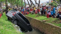 Diduga Mengantuk, Mobil Innova Masuk Parit di Bekasi Timur Regensi