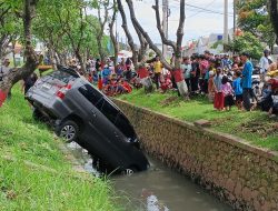 Diduga Mengantuk, Mobil Innova Masuk Parit di Bekasi Timur Regensi