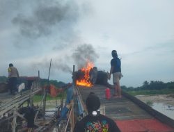 Polsek Kuantan Tengah Tertibkan PETI di Muaro Sentajo, Tiga Rakit Dimusnahkan