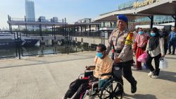 Polisi Bantu Penumpang Berkebutuhan Khusus di Kali Adem, Wujud Pelayanan Humanis