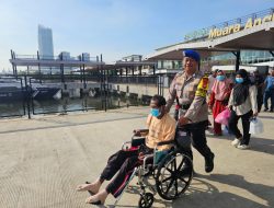 Polisi Bantu Penumpang Berkebutuhan Khusus di Kali Adem, Wujud Pelayanan Humanis