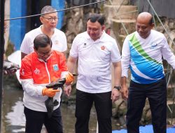Gubernur DKI Jakarta Pramono Anung Hadiri Operasi Penangkapan Ikan Sapu-sapu di Kelapa Gading Jakarta Utara