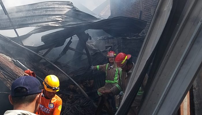 Gudang Rongsokan di Turen Terbakar, Kerugian Ditaksir Capai Rp200 Juta