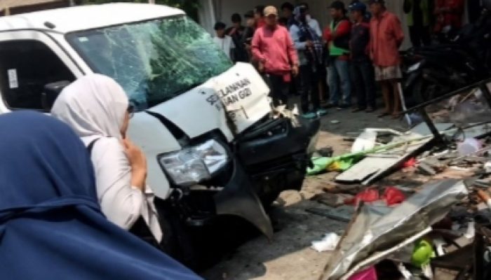 Parah!!! Mobil SPPG Bekasi Timur Menabrak, Empat Korban Dilarikan ke Rumah Sakit