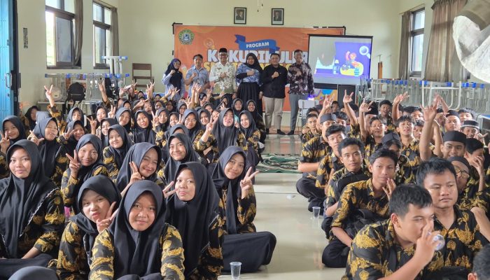 Cegah Adiksi Gadget, Dosen Manajemen UPN Veteran Jawa Timur Bekali Siswa SMK Islamic Qon Gresik Strategi Manajemen Waktu