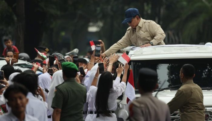Hujan Tak Surutkan Antusiasme Warga Sambut Presiden Prabowo di Bandung