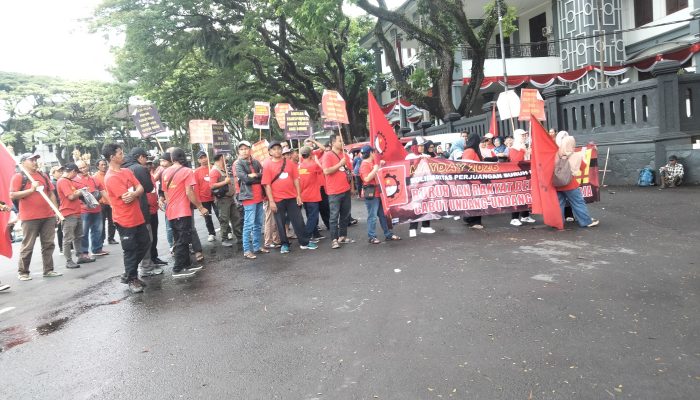 Diguyur Hujan, Ratusan Buruh Malang Raya Tetap Turun ke Jalan Tuntut Pencabutan UU Cipta Kerja