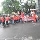 Diguyur Hujan, Ratusan Buruh Malang Raya Tetap Turun ke Jalan Tuntut Pencabutan UU Cipta Kerja