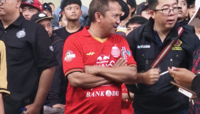 Dekot Radian Nobar Persija vs Persib Bersama Warga di Pejagalan