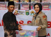 Polwan Polda Metro Jaya Hadir Bantu Warga Bojongsari Lewat Air Bersih dan Sembako