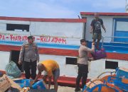 Jakarta On The Spot Minggu Pagi, Polisi Humanis Bantu Penumpang Turun Kapal dan Sosialisasikan Layanan Polisi 110