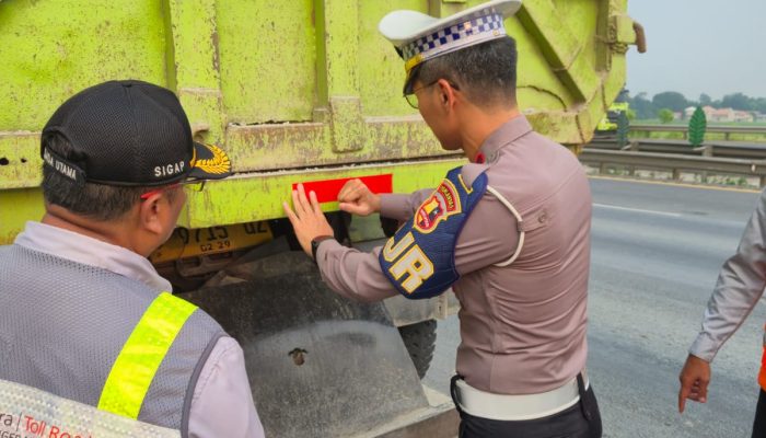 Induk PJR Tol Serang  Berkolaborasi Bersama BPJT MMS Laksanakan Penertiban Parkir di Bahu Jalan