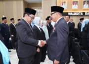 Wali Kota Batu Sematkan Satyalancana Karya Satya kepada 94 ASN