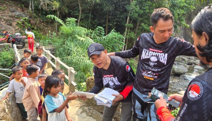 Sambut HUT Ke-81 RI, Komunitas Jurnalis Cross Beri Bantuan di Hambalang