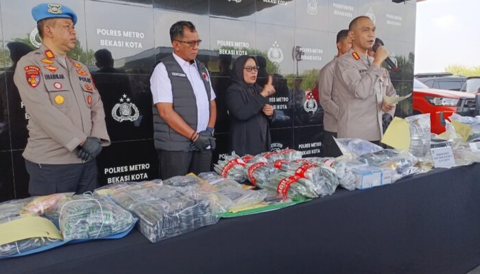 Kapolres Metro Bekasi Kota Kombes Pol Putu Kholis Aryana Perdana PresCon Soroti Obat Terlarang