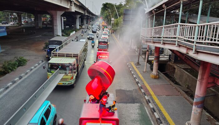 Abu Vulkanik Krakatau Mulai Berdampak, 50 Petugas Gabungan Turun Bersihkan Jalan Yos Sudarso Dengan Smoke Removal & Street Sweaper
