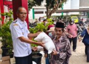 Kelurahan Bantargebang Salurkan Bantuan Beras Bulog, Warga Terima 30 Kilogram
