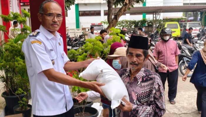 Kelurahan Bantargebang Salurkan Bantuan Beras Bulog, Warga Terima 30 Kilogram