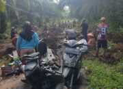 Ratusan Warga Gotong Royong Timbun Jalan Gambut, Demi Anak-Anak Sekolah Bisa Melewati Jalan Dengan Aman