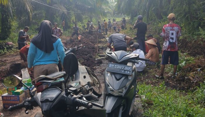 Ratusan Warga Gotong Royong Timbun Jalan Gambut, Demi Anak-Anak Sekolah Bisa Melewati Jalan Dengan Aman