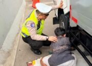 Bersama Masyarakat, Personil Induk PJR BSD Korlantas Polri Sigap Bantu Pengendara yang Mogok Mobil di Bahu Jalan Tol CSJ