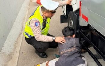 Bersama Masyarakat, Personil Induk PJR BSD Korlantas Polri Sigap Bantu Pengendara yang Mogok Mobil di Bahu Jalan Tol CSJ