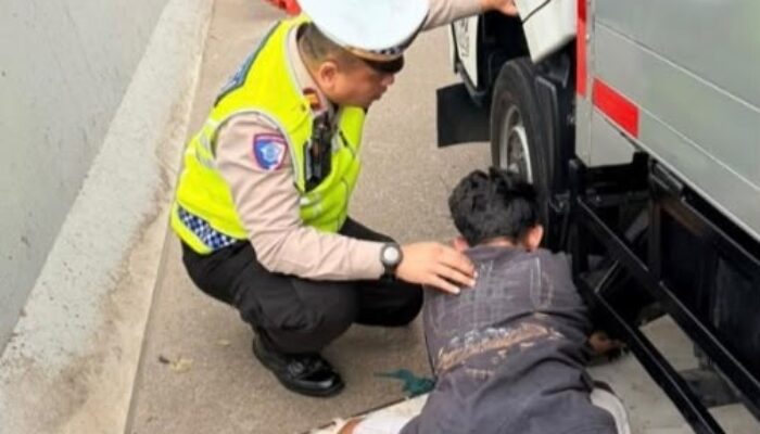 Bersama Masyarakat, Personil Induk PJR BSD Korlantas Polri Sigap Bantu Pengendara yang Mogok Mobil di Bahu Jalan Tol CSJ