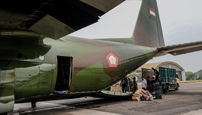 Percepat Penanganan Karhutla, TNI Kirim 23 Ton Garam Semai ke Palembang dan Banjarmasin